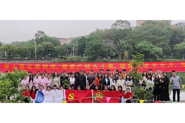 食品学院举办植树活动“植一片林，向广轻九十华诞献礼”